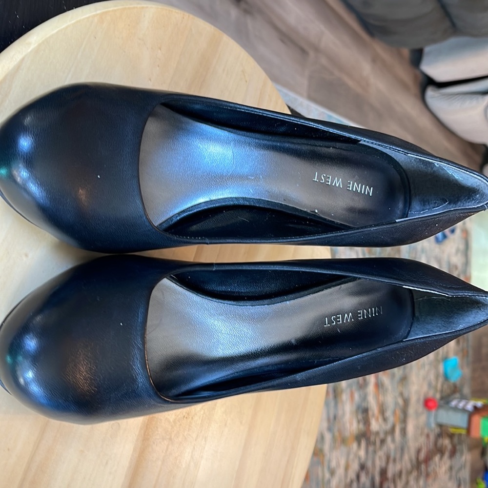 Nine West black leather pump heels. Size 8.5 - Picture 2 of 5
